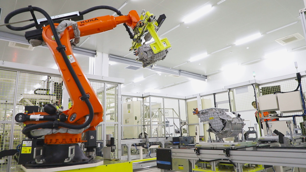 /uploads/image/2024/01/15/b02d44da624113fd9da9c861f923da42.jpg 图为企业生产线上正在工作的机械手臂.jpg