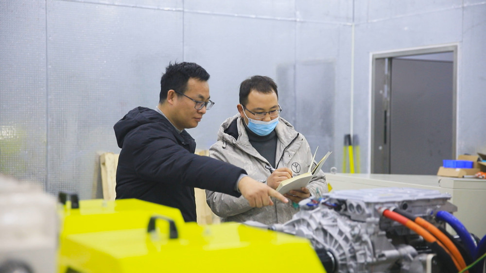 /uploads/image/2024/01/15/a30c95fc8d02ee0c5ebf33c8b5fa2f37.jpg 图为企业研发人员正在实验车间里忙碌.jpg