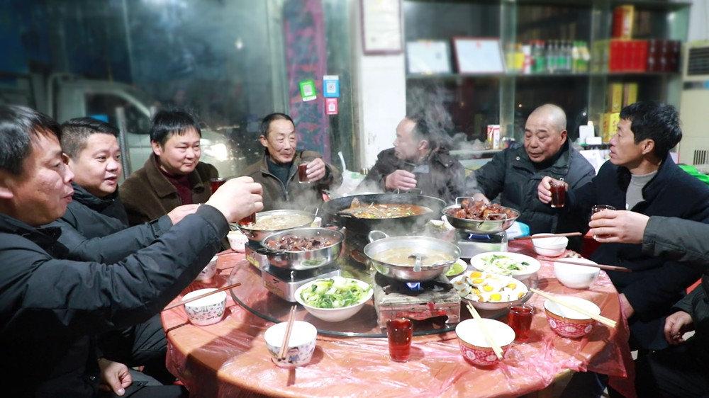 【年味】安徽桐城：杀年猪 吃猪宴 热闹过[00_08_25][20240116-100503].jpg