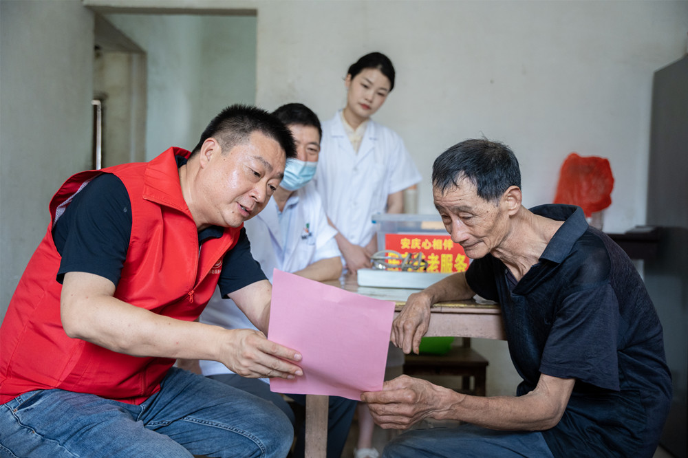 /uploads/image/2024/01/16/c1dd2e3ff3b4903d653d9b80b27b2a53.jpg 王勇工作图片(左一为王勇).jpg