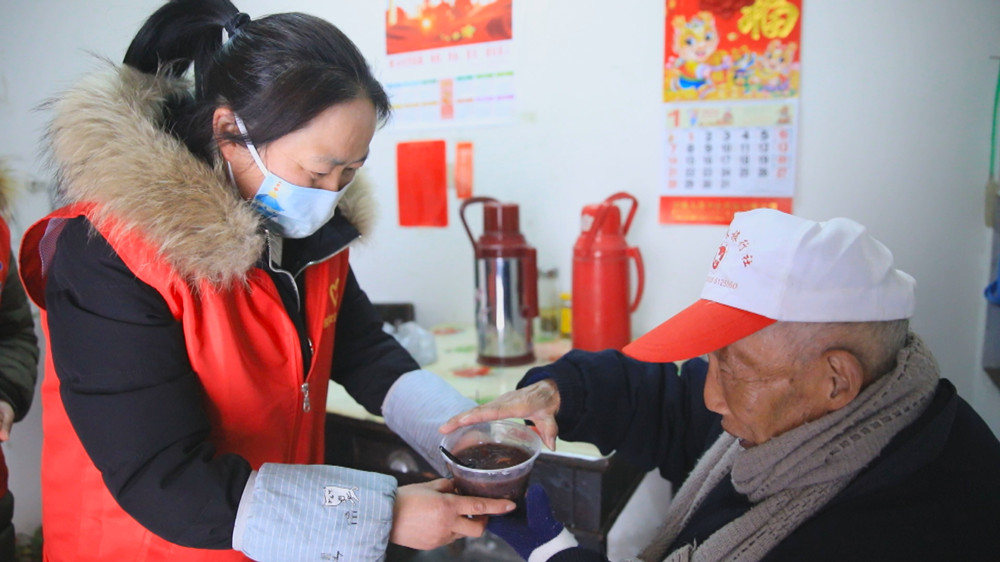 /uploads/image/2024/01/17/f96fda98e40fdd19b3bfbc63a7c9eeea.jpg 图为社区志愿者上门送粥给行动不便的居民.jpg