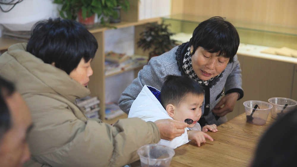 /uploads/image/2024/01/17/a3e6982517633f82ed569478e84c155b.jpg 图为社区居民正围坐一起吃腊八粥,感受浓浓节日氛围2.jpg