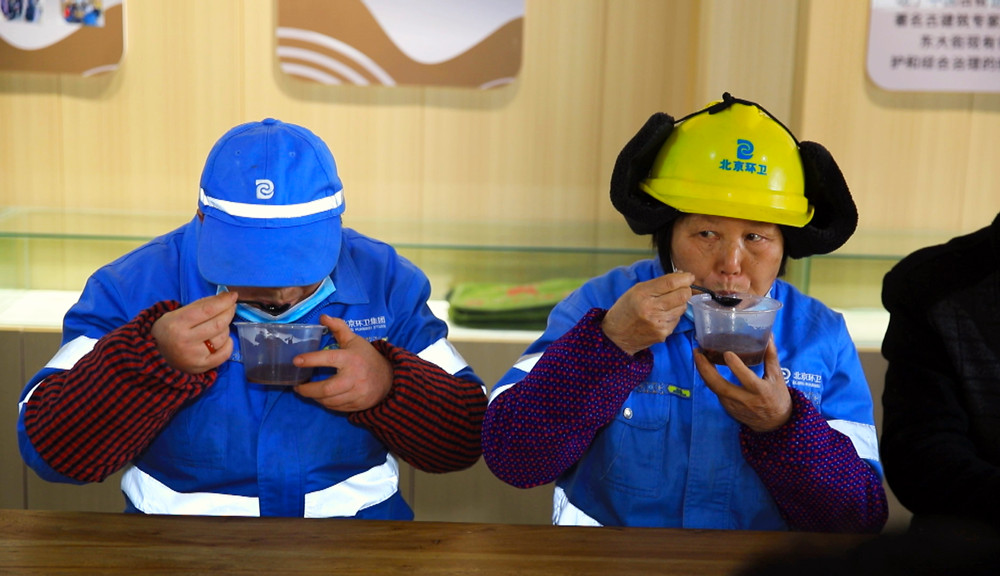 /uploads/image/2024/01/17/ac6321067bb59f3e131e13cb7bb59cec.jpg 图为社区居民正围坐一起吃腊八粥,感受浓浓节日氛围1.jpg