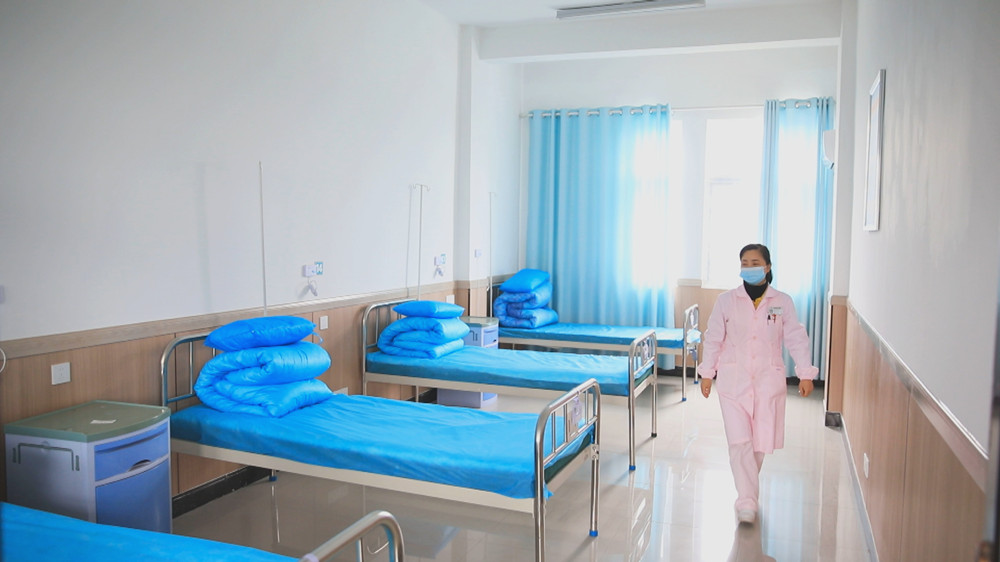 /uploads/image/2024/01/22/b5da95171bcfd26850dfbb13dc6b6d54.jpg 图为吕亭镇卫生院里新设置的整洁明亮的日间病房.jpg