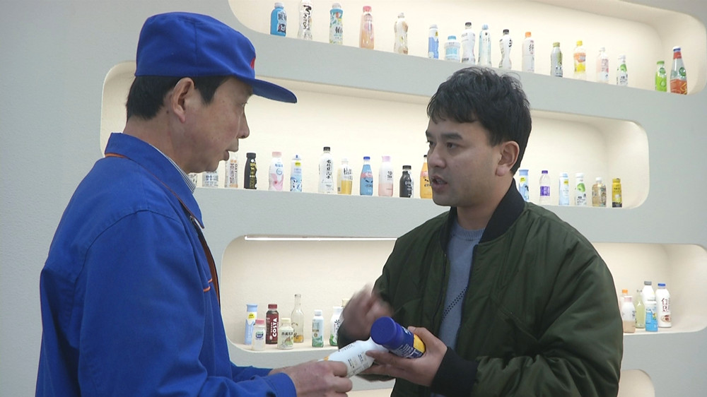 /uploads/image/2024/01/22/72f12c0f2ddee996357849af2754a2d8.jpg 图为江鹏在产品展示厅了解相关情况.jpg