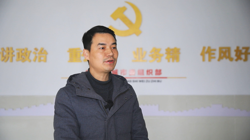 /uploads/image/2024/01/25/1b3249cf5c60f1aba812a0f4fcf50ac9.jpg 图为桐城市人才发展促进中心主任刘根杰接受本台记者采访谈省政府工作报告.jpg