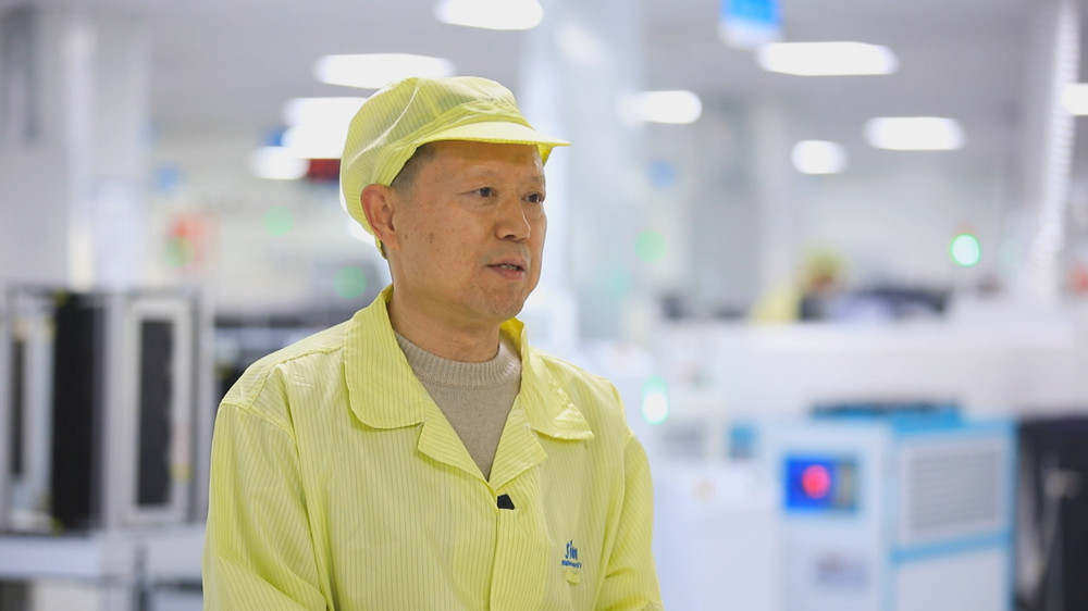 /uploads/image/2024/01/25/5a0c647d6475a3e5537be6502d990b57.jpg 图为晨兴希姆通电子(桐城)有限公司物控部总监栾敬建接受本台记者采访谈省政府工作报告.jpg