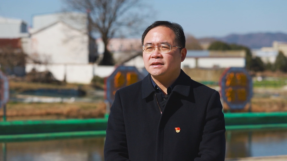 /uploads/image/2024/01/25/82bac19bc4a4ecfb6c8ae5ef2659ce62.jpg 图为范岗镇党委书记 镇长 施立宇接受本台采访谈省政府工作报告.jpg