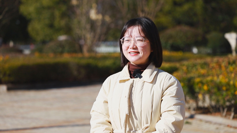 /uploads/image/2024/01/25/96591639cab9b00bcfa7af61342682cd.jpg 图为市民 华璐接受本台记者采访谈省政府工作报告.jpg