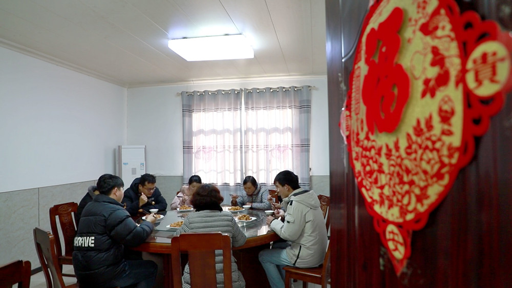 安徽桐城：手工炸鱼圆 浓浓团圆味（桐城台[00_09_29][20240127-124435].jpg