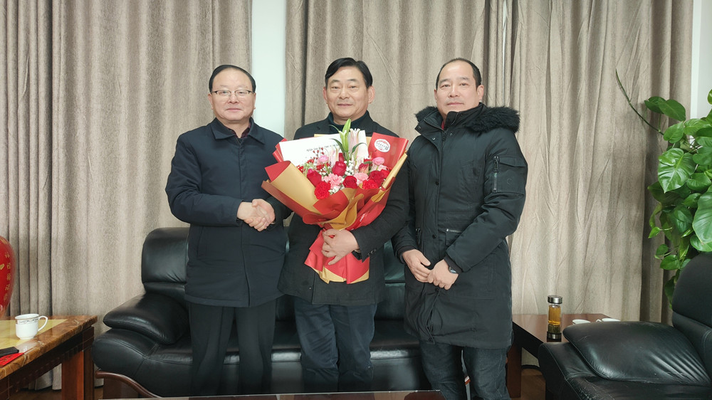 /uploads/image/2024/01/29/7dffcc6d92a615bb75a79b0482a9e9cf.jpg 慰问劳模(1).jpg