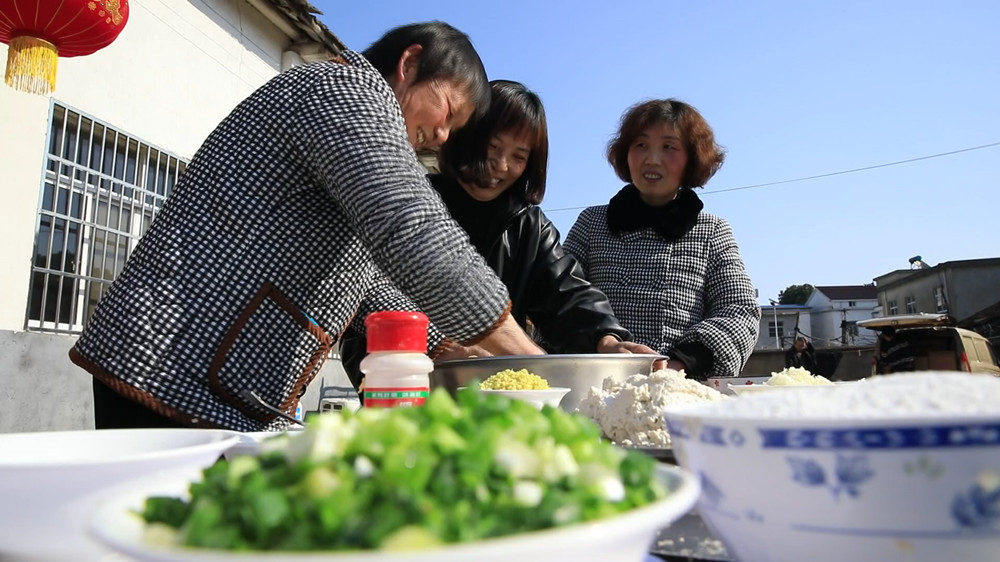 安徽桐城：手工炸鱼圆 浓浓团圆味（桐城台[00_06_32][20240127-124230].jpg
