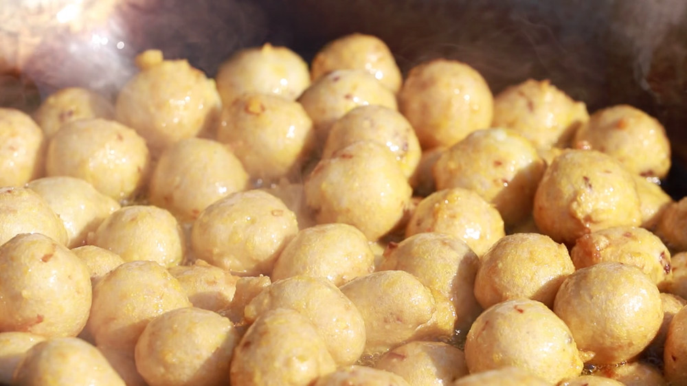 安徽桐城：手工炸鱼圆 浓浓团圆味（桐城台[00_08_47][20240127-124247].jpg