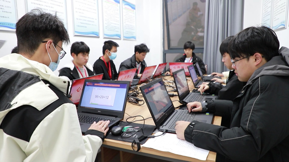 /uploads/image/2024/02/01/d08a708dce86fa32a967f7394abc6b88.jpg 应征青年进行心理测试.jpg