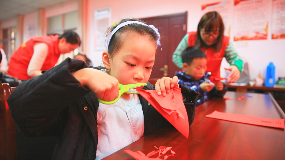 /uploads/image/2024/02/02/907e97864c2fea34bd7d21fb81ee163d.jpg 图为小朋友们正在认真剪窗花_副本.jpg