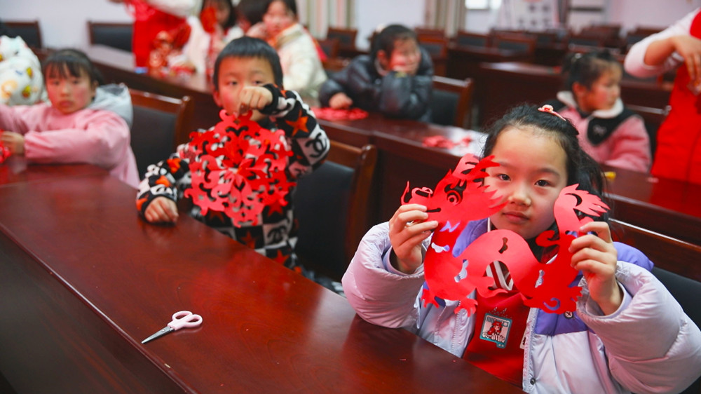 /uploads/image/2024/02/02/e1eed86f1ce3f5f65e2f146518da1721.jpg 图为小朋友们正在展示自己的剪窗花作品_副本.jpg