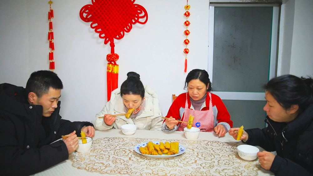 /uploads/image/2024/02/04/7bbe385da6aaa7c5442fa46d498011e6.jpg 图为王圣莲一家正在吃春卷“咬春”_副本.jpg