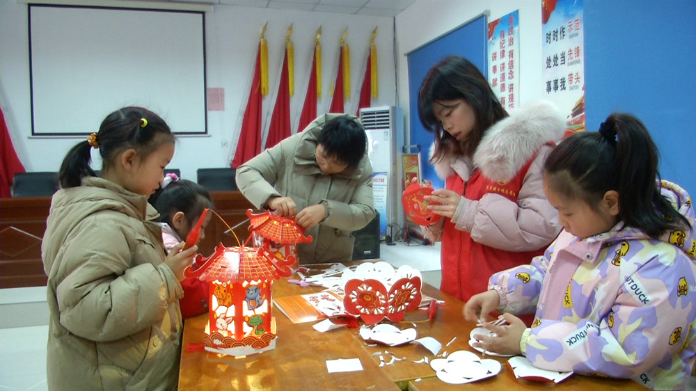 /uploads/image/2024/02/04/bbcbded5b5d3bcbde5d546a96e6c28e3.jpg 桐才带童材活动 制作灯笼_副本.jpg