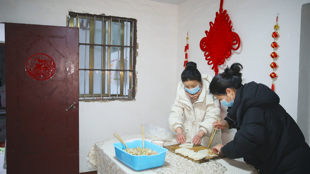 /uploads/image/2024/02/04/fac43bb43d3ca2069fbec6bddfac6c5b.jpg 图为王圣莲家人正在包春卷_副本.jpg