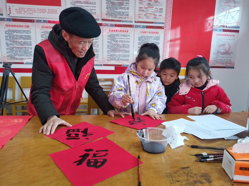 /uploads/image/2024/02/04/e04325f5721931a923193fd9f6db44ca.jpg 桐才带童材活动 教小朋友写福字_副本.jpg