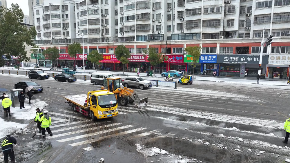【应对雨雪天气】安徽桐城：迎战新年首场降[00_02_09][20240222-112949].jpg
