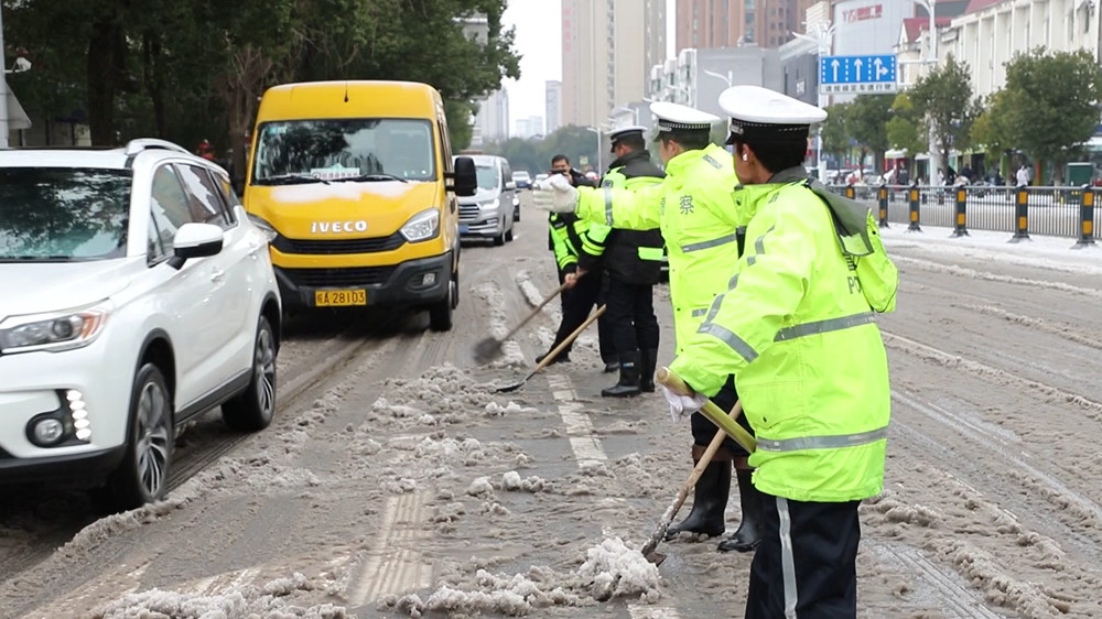 【应对雨雪天气】安徽桐城：迎战新年首场降[00_04_03][20240222-112858].jpg