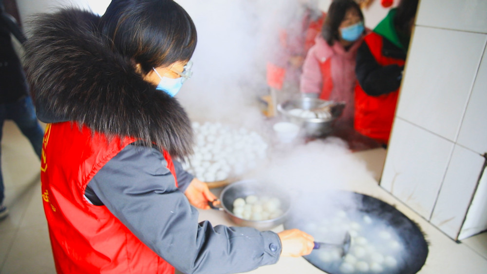/uploads/image/2024/02/23/a74e0cdf15cb54ca3a70eec792c3d8b9.jpg 图为范岗镇志愿者正在帮忙煮汤圆.jpg
