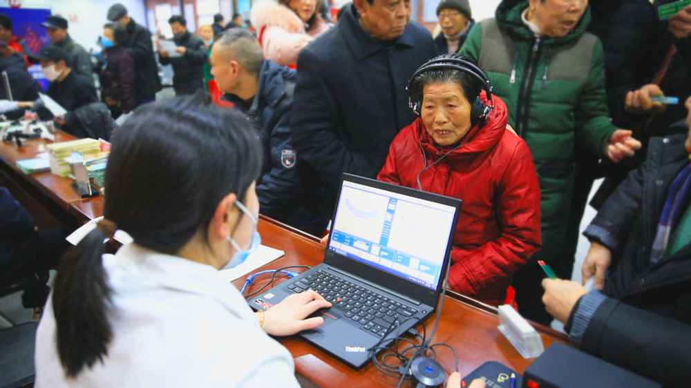 /uploads/image/2024/03/04/943217702eda6990f049f83c48f13f0a.jpg 图为爱心企业的听力师正在为群众做听力检测.jpg