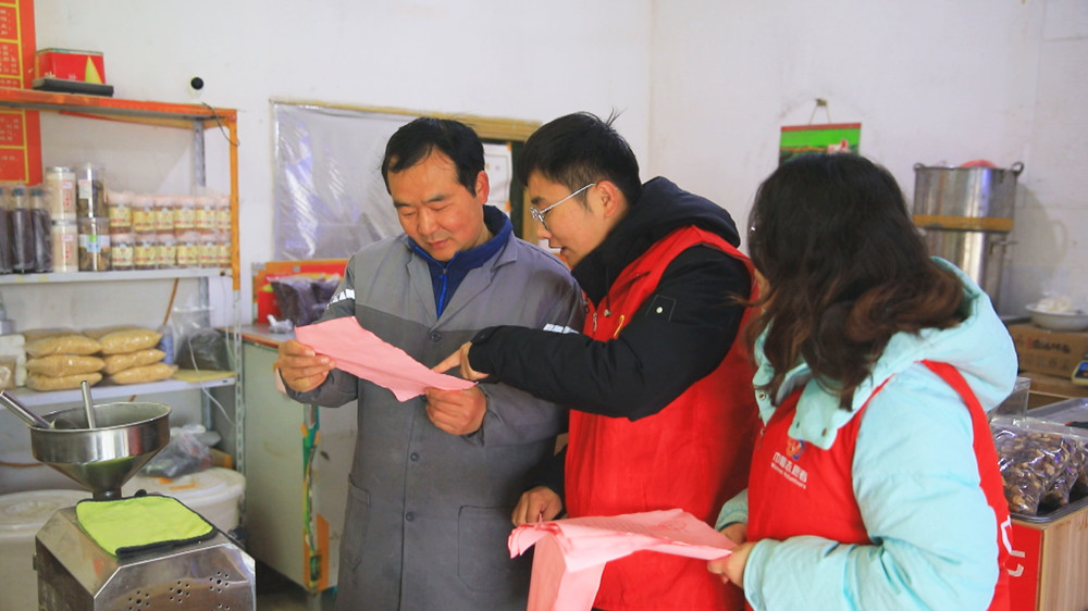 /uploads/image/2024/03/05/5ed700f820983129feb2aaf41f5f034c.jpg 图为志愿者正在给居民发放保护母亲河倡议书1.jpg