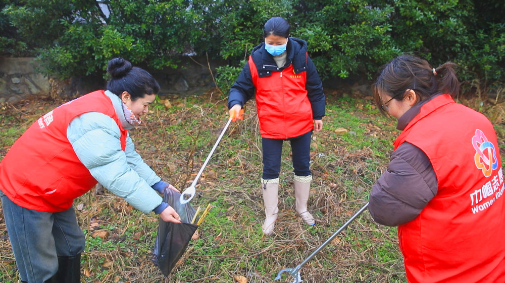 /uploads/image/2024/03/05/aa62d0eab48802030661322bce49e53f.jpg 图为志愿者们正在龙眠河道内捡拾垃圾2.jpg