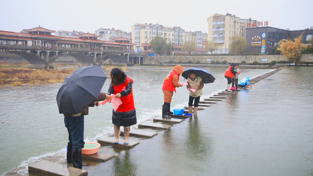 /uploads/image/2024/03/05/d9f5bdf5077b034cf2419e16d61398f0.jpg 图为志愿者正在劝导居民不要下河洗衣.jpg