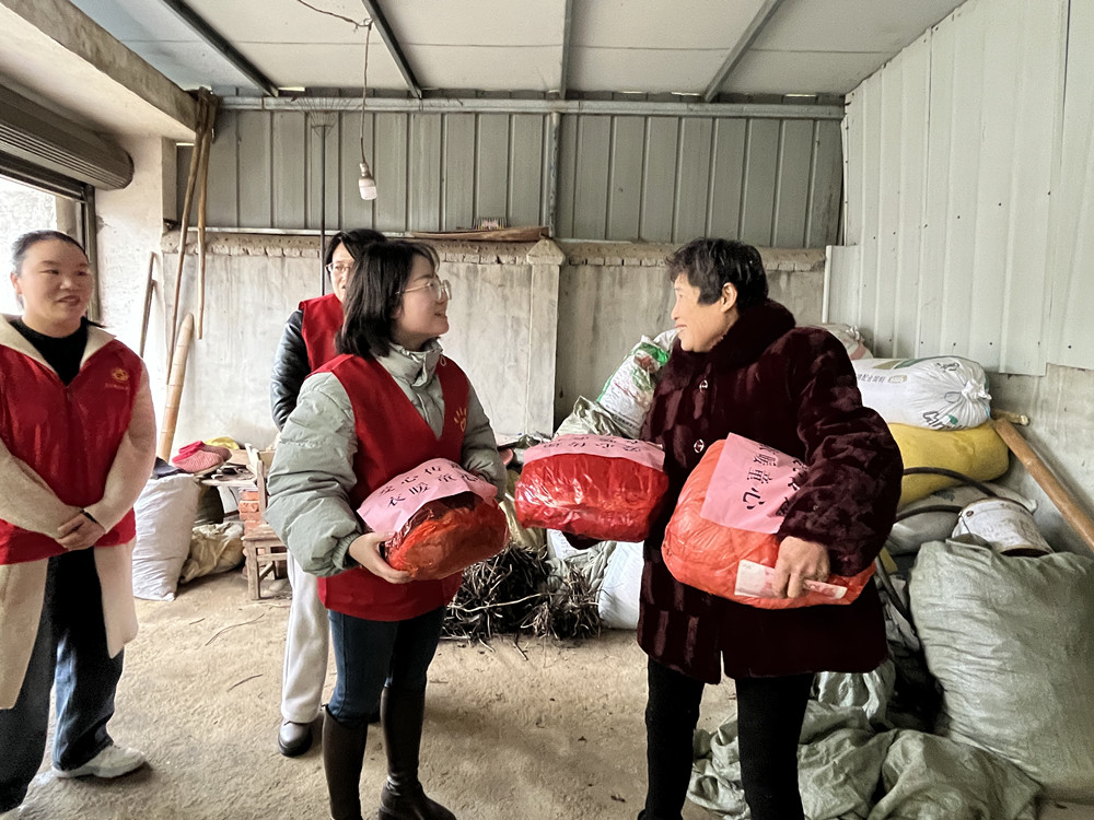 “爱心传递 衣暖童心”志愿服务活动现场.jpg