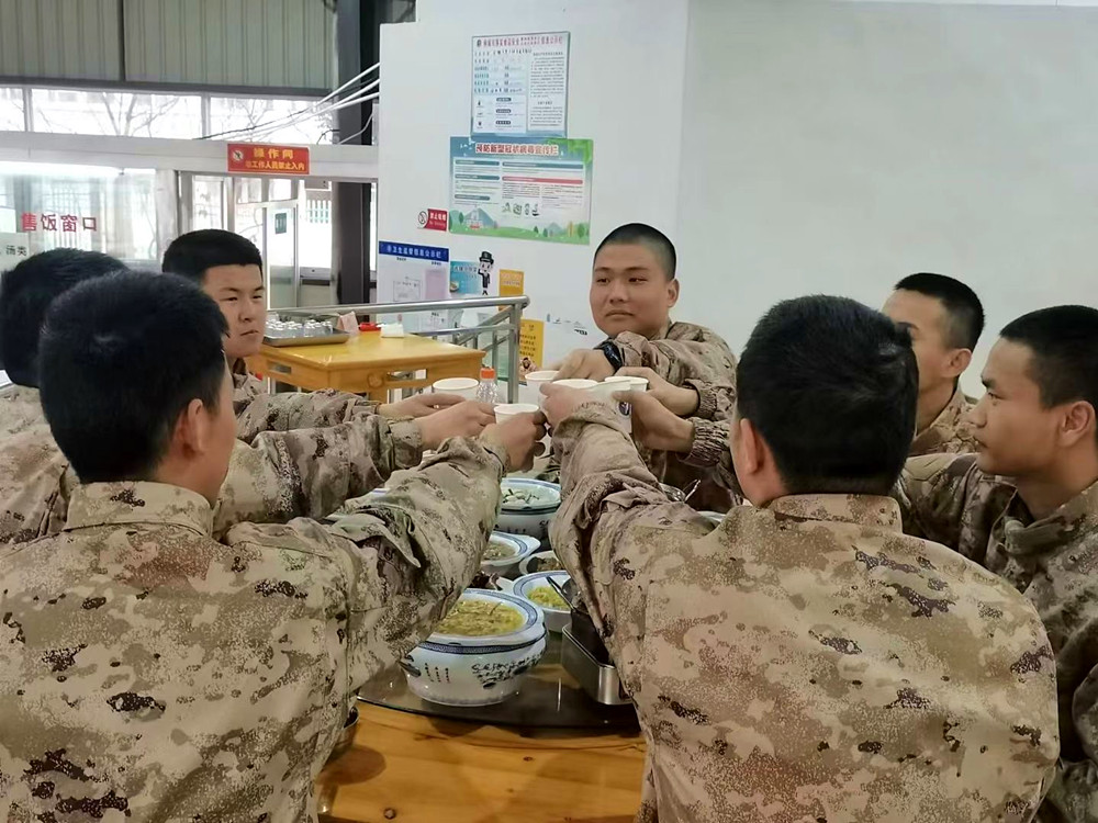 图为役前教育预定新兵吃饭现场_副本.jpg