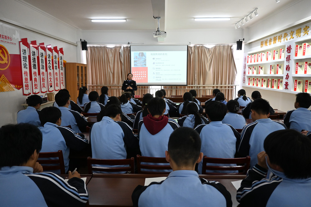 _ 图为法治讲座现场.JPG