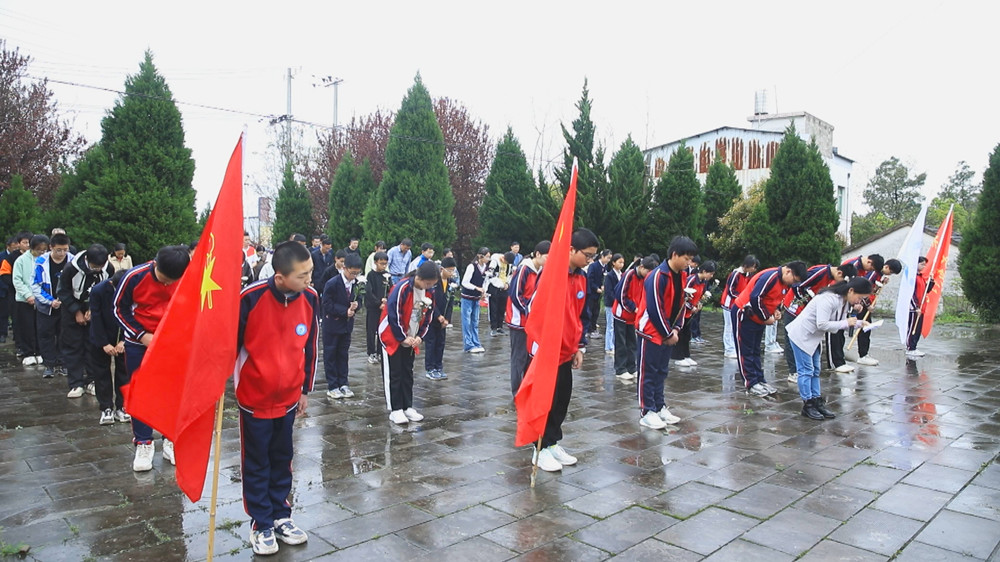 /uploads/image/2024/04/03/8272e0d35952dbb0c9ea50fb6ec14f5b.jpg 图为向革命先烈鞠躬 默哀仪式.jpg