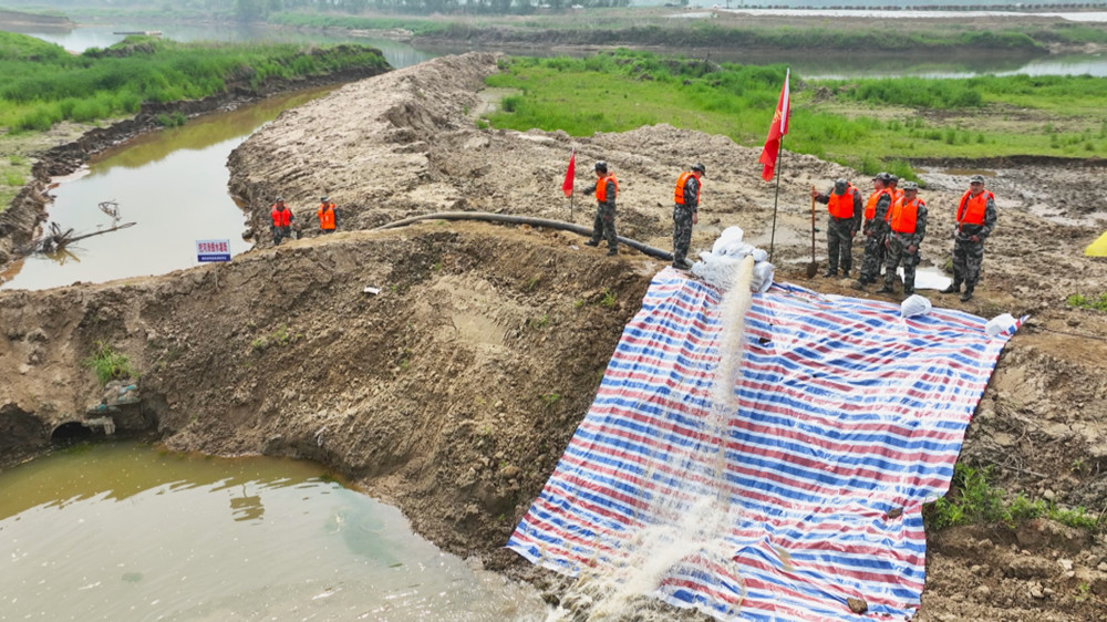 /uploads/image/2024/04/15/739aa223c15a04145b87c0ce6a05f890.jpg 图为演练科目挖河渗提水灌溉现场.jpg