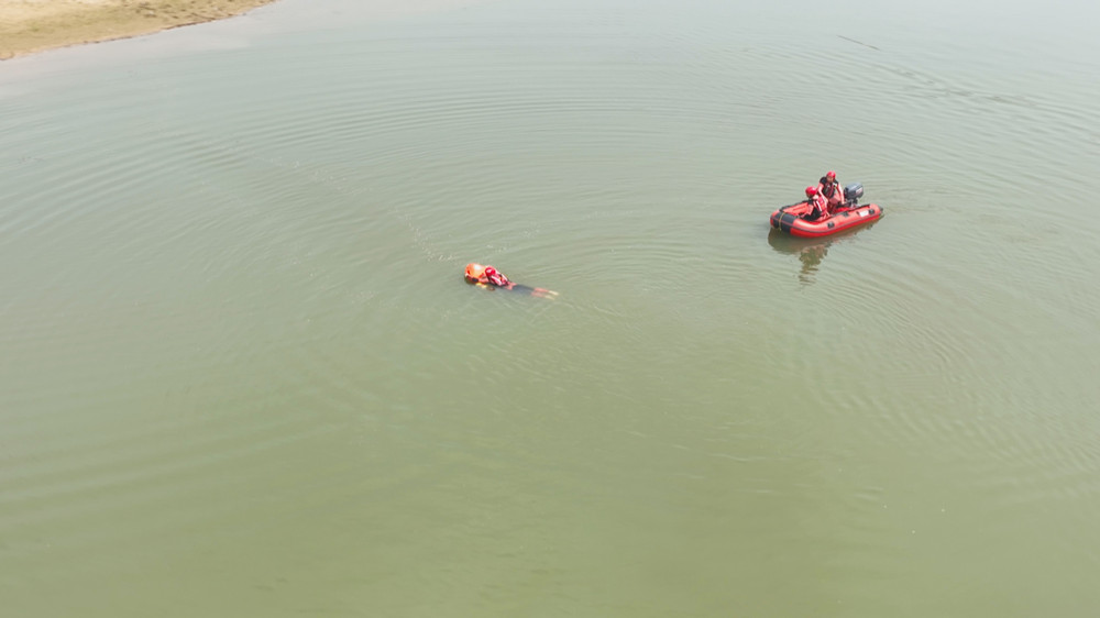 /uploads/image/2024/04/15/5f9a053b2097c2f2f2180c2f1ddbfd4a.jpg 图为演练科目水上救援现场.jpg