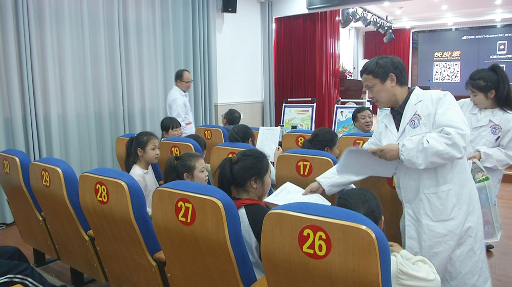 /uploads/image/2024/04/16/dfd5dd19a0e334fc52cff94a2f85f89a.jpg 图为发放宣传材料.jpg