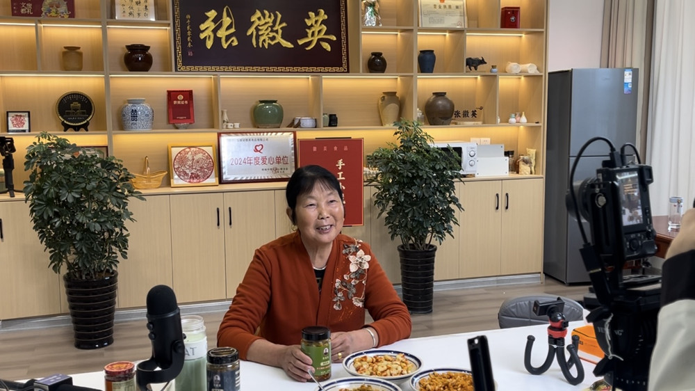 /uploads/image/2024/04/17/2975fadab736096def7dbedf1acfff21.jpg 图为张徽英工作照片(1).jpg