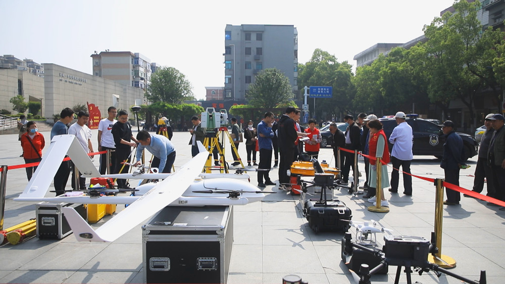 图为安徽省第四测绘院带来的专业测绘仪器吸引了不少市民围观.jpg