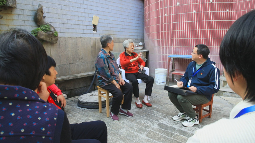 /uploads/image/2024/04/24/ee6624acb6a9b73c6f87fca3919eab53.jpg 图为在党纪学习教育中,东关社区“两委”积极践行为人民服务的宗旨,主动帮忙解决急难愁盼的难题3.jpg