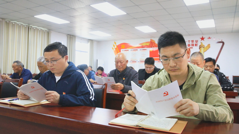 /uploads/image/2024/04/24/8e0485fdd10a61c70424e78a9e0066d3.jpg 图为龙眠街道东关社区党员集中学习新修订的《中国共产党纪律处分条例》现场1.jpg
