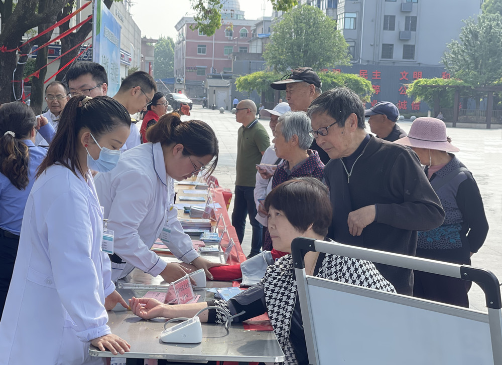 /uploads/image/2024/04/26/25394b074ba8f3f461d483548186ecba.jpg 图为《职业病防治法》宣传周活动现场.jpg