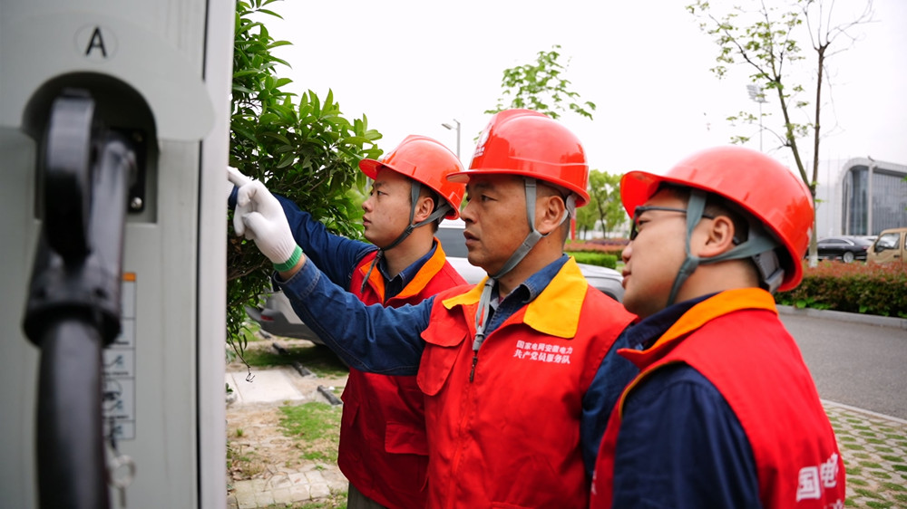 国网桐城供电公司：充电桩超前“体检” 护航“五一”绿色出行　2.jpg