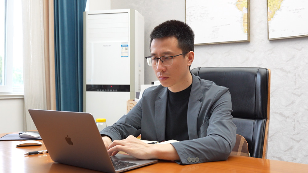 /uploads/image/2024/04/25/c434fec3ed5a0b632959e09d78a2da4f.jpg 严宗辉办公.jpg