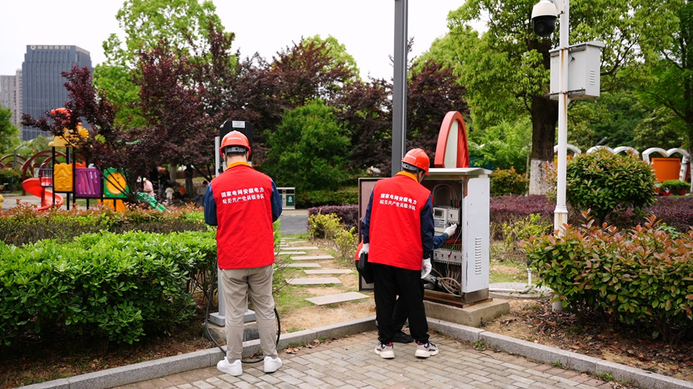 国网桐城供电公司：充电桩超前“体检” 护航“五一”绿色出行　3.jpg