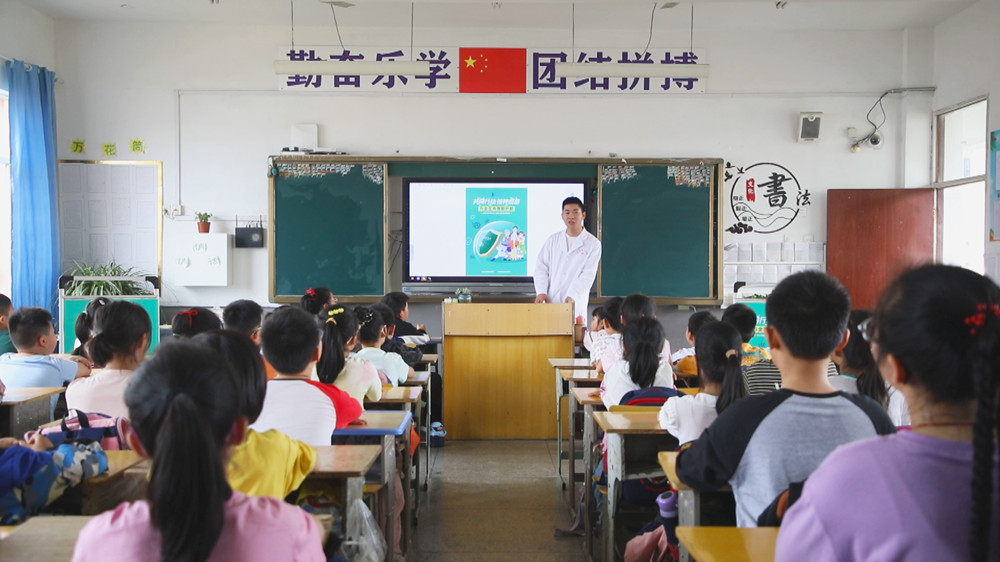 /uploads/image/2024/04/28/3936a750cd7cad3065b0cb702220447f.jpg 图为医务人员正在为学生们普及预防接种知识.jpg