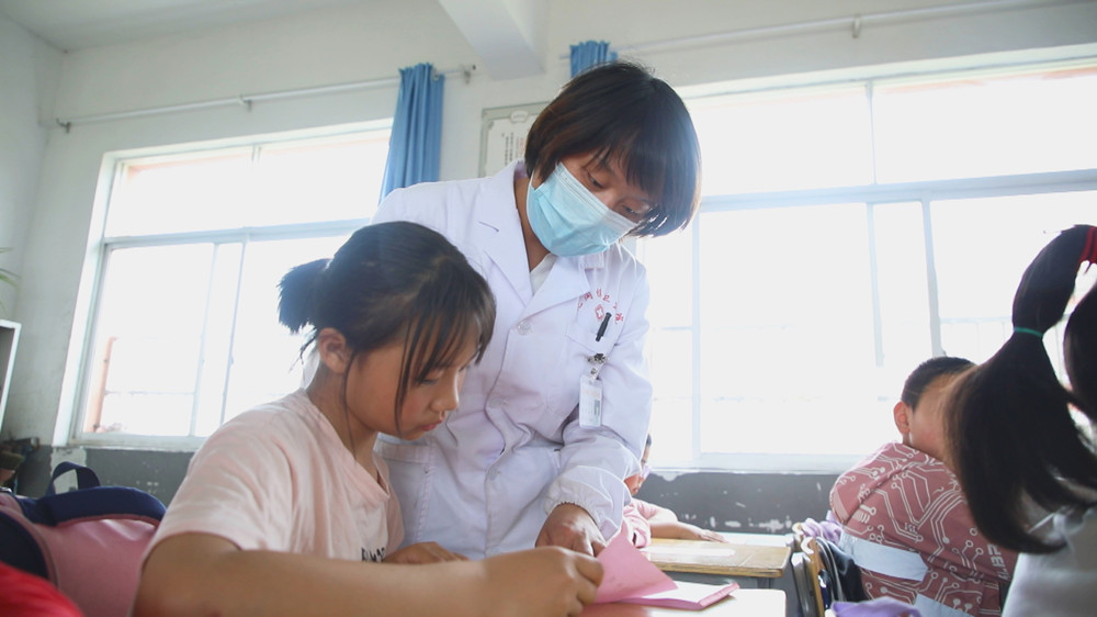 /uploads/image/2024/04/28/7bd51af43190eebc74a5a2d73beb5ae0.jpg 图为医务人员正在指导学生们学习预防接种知识.jpg