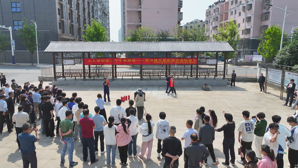 /uploads/image/2024/05/11/2ac1d2a8f8f8d6405058c31afb7e0245.jpg 图为消防员正在对与会人员讲解灭火器使用方法并进行实操演练.jpg