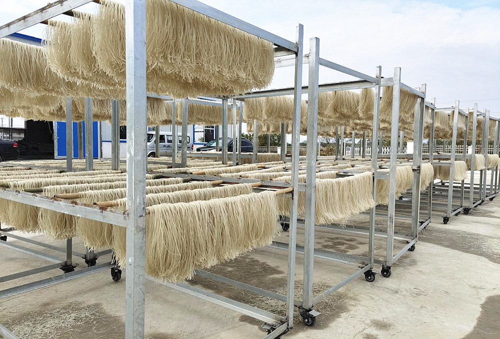 /uploads/image/2024/05/12/ec9f7801a9de53f4f80bff9a514633c8.jpg 图1.乡村经营模式:尧天村富锌粉丝正在晾晒中_副本.jpg